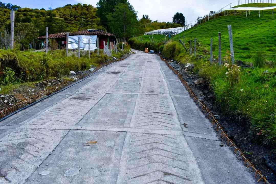 Sonsón: Avanzamos en la vereda San Francisco con construcción de placa huella
