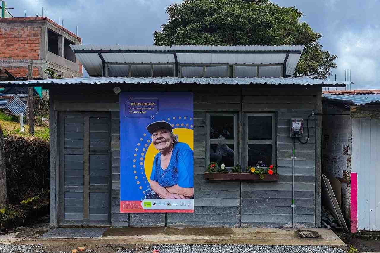 De botellas a esperanza: Ana Rita estrena un nuevo hogar hecho con amor y plástico reciclado